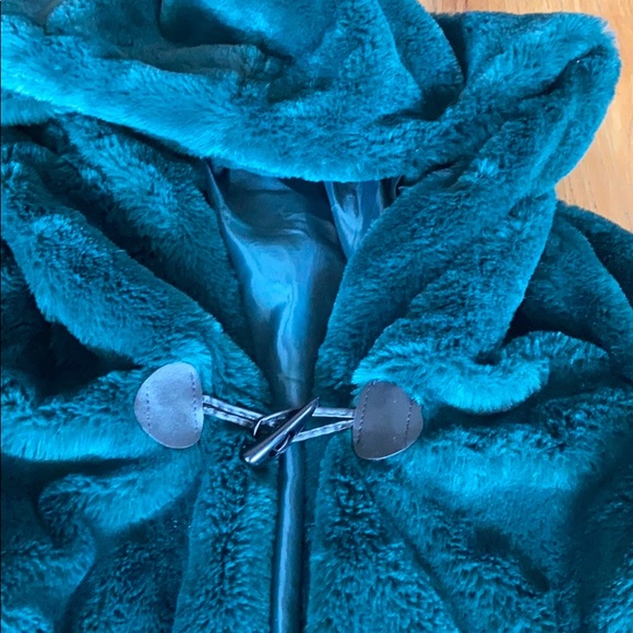 Emerald green fluffy jacket - Picture 2 of 4